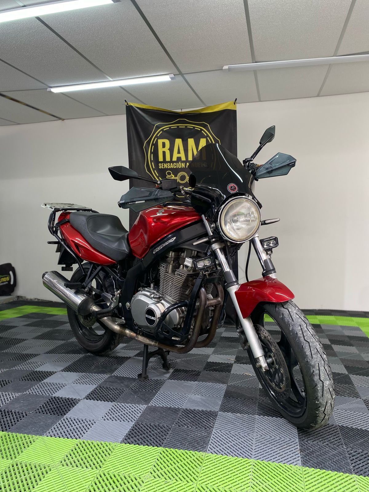 SUZUKI GS 500 2013 – Potencia y Estilo en una Moto Clásica 